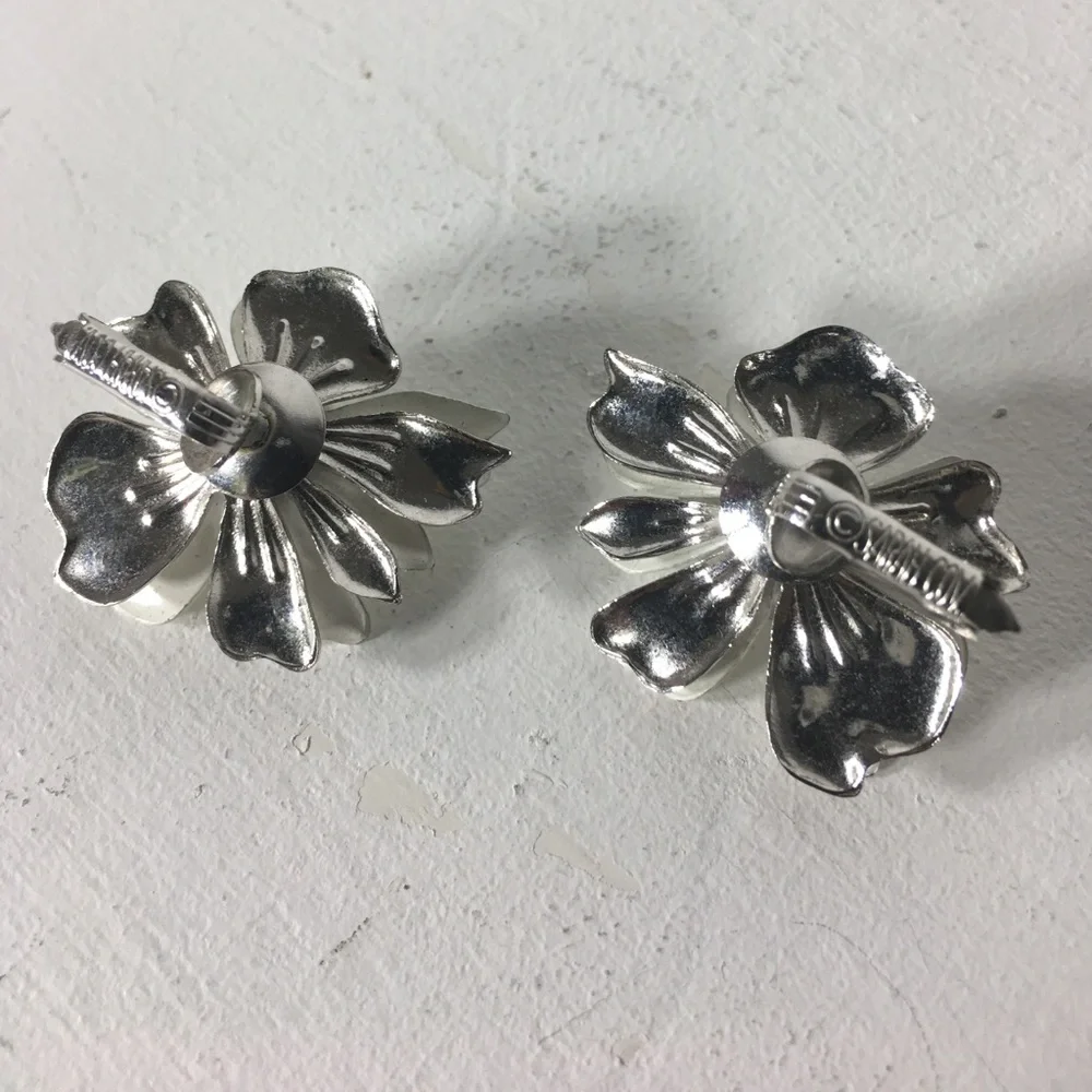 60s Sarah Coventry White Flower Clipon Earrings